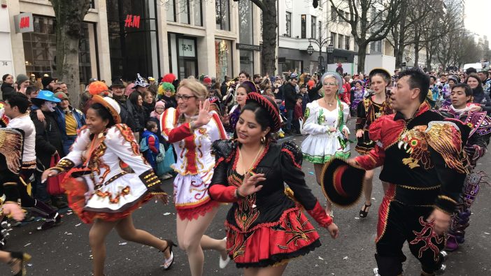 Karneval Düsseldorf Rosenmontagszug Bolivien Tänzerinnen Tänzer