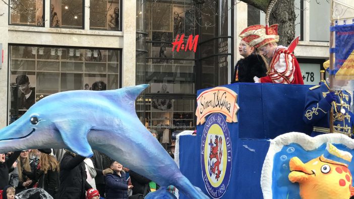 Karneval Düsseldorf Rosenmontagszug Delfin Kinderprinzenpaar