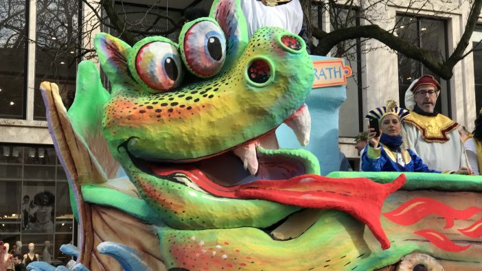 Karneval Düsseldorf Rosenmontagszug Drache