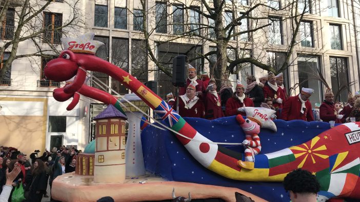Karneval Düsseldorf Rosenmontagszug Drachen