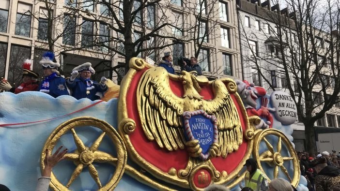 Karneval Düsseldorf Rosenmontagszug Goldene Kutsche