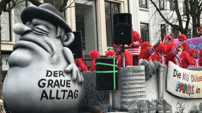 Karneval Düsseldorf Rosenmontagszug Grauer Alltag