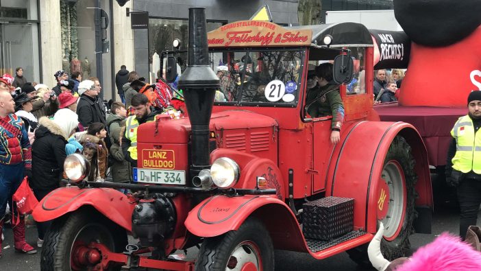Karneval Düsseldorf Rosenmontagszug historischer Trecker