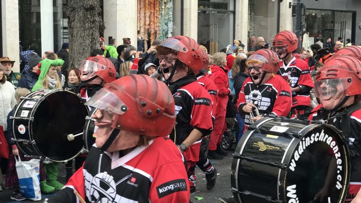 Karneval Düsseldorf Rosenmontagszug Musiker Schweiz