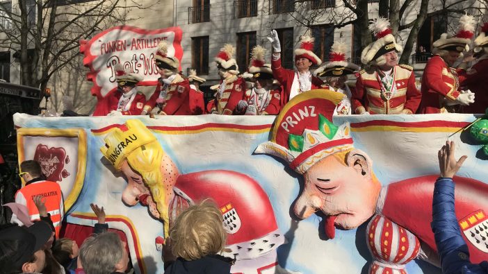 Karneval Düsseldorf Rosenmontagszug Parodie Köln