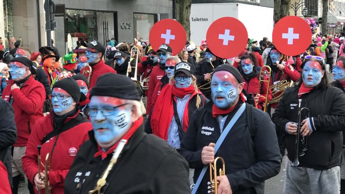 Karneval Düsseldorf Rosenmontagszug Schweizer Musiker
