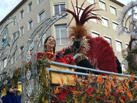 Teneriffas Karnevalisten feiern bei Düsseldorfer Rosenmontagszug