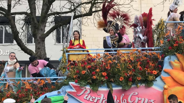 Karneval Düsseldorf Rosenmontagszug Teneriffa Puerto Wagen Übersicht