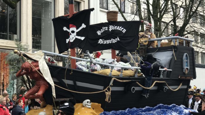 Karneval Düsseldorf Rosenmontagszug Wagen Piratenschiff