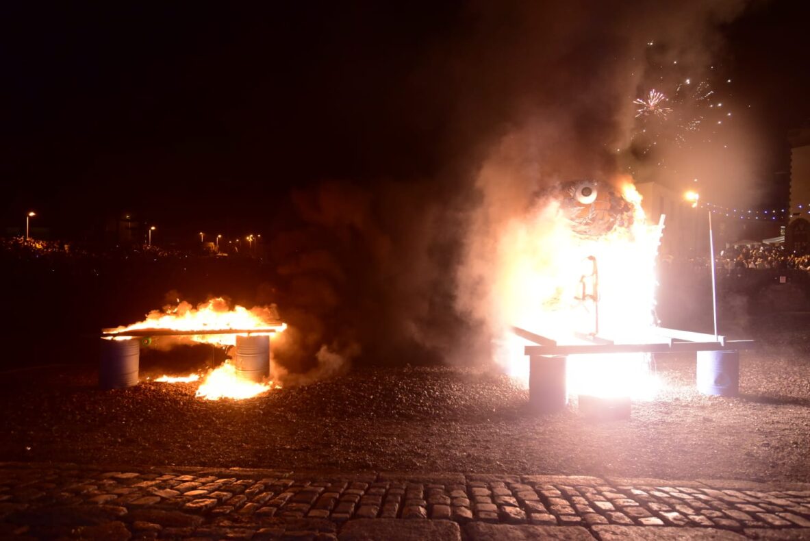 Karneval Puerto de la Cruz Teneriffa Beerdigung der Sardine Feuer