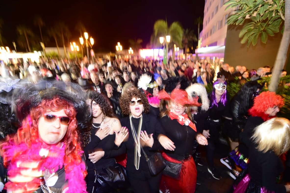 Karneval Puerto de la Cruz Teneriffa Beerdigung der Sardine Klageweiber