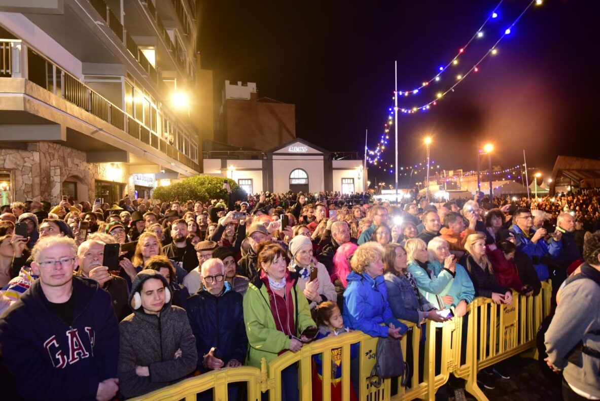 Karneval Puerto de la Cruz Teneriffa Beerdigung der Sardine Zuschauer