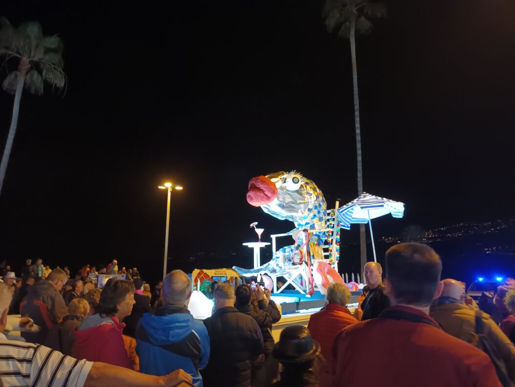 Karneval Puerto de la Cruz Teneriffa Beerdigung der Sardine Zuschauer