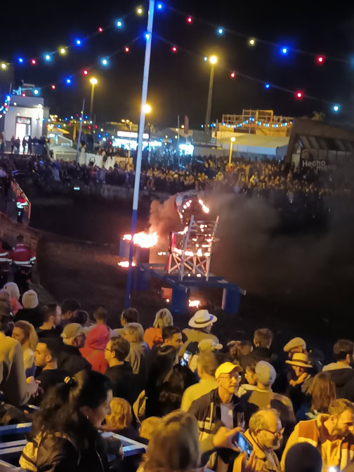 Karneval Puerto de la Cruz Teneriffa Beerdigung der Sardine brennt