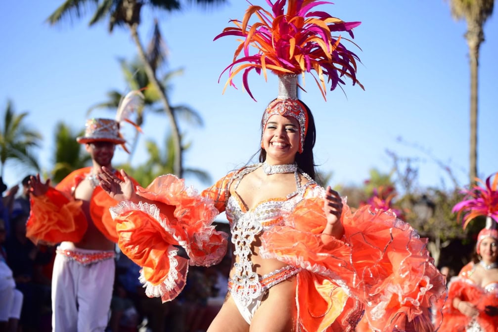 Karneval Puerto de la Cruz Teneriffa Tänzerin Samba