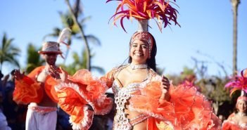 Karneval Puerto de la Cruz Teneriffa Tänzerin Samba