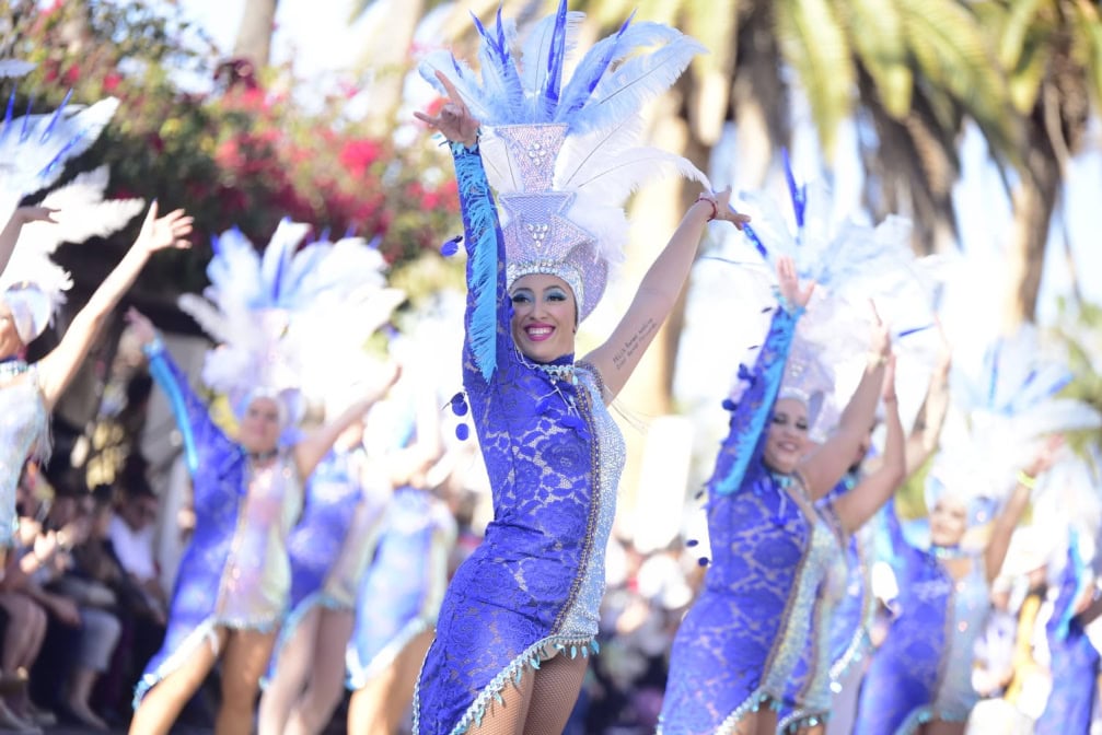 Karneval Puerto de la Cruz Teneriffa Tanzgruppe Blau-Weiss