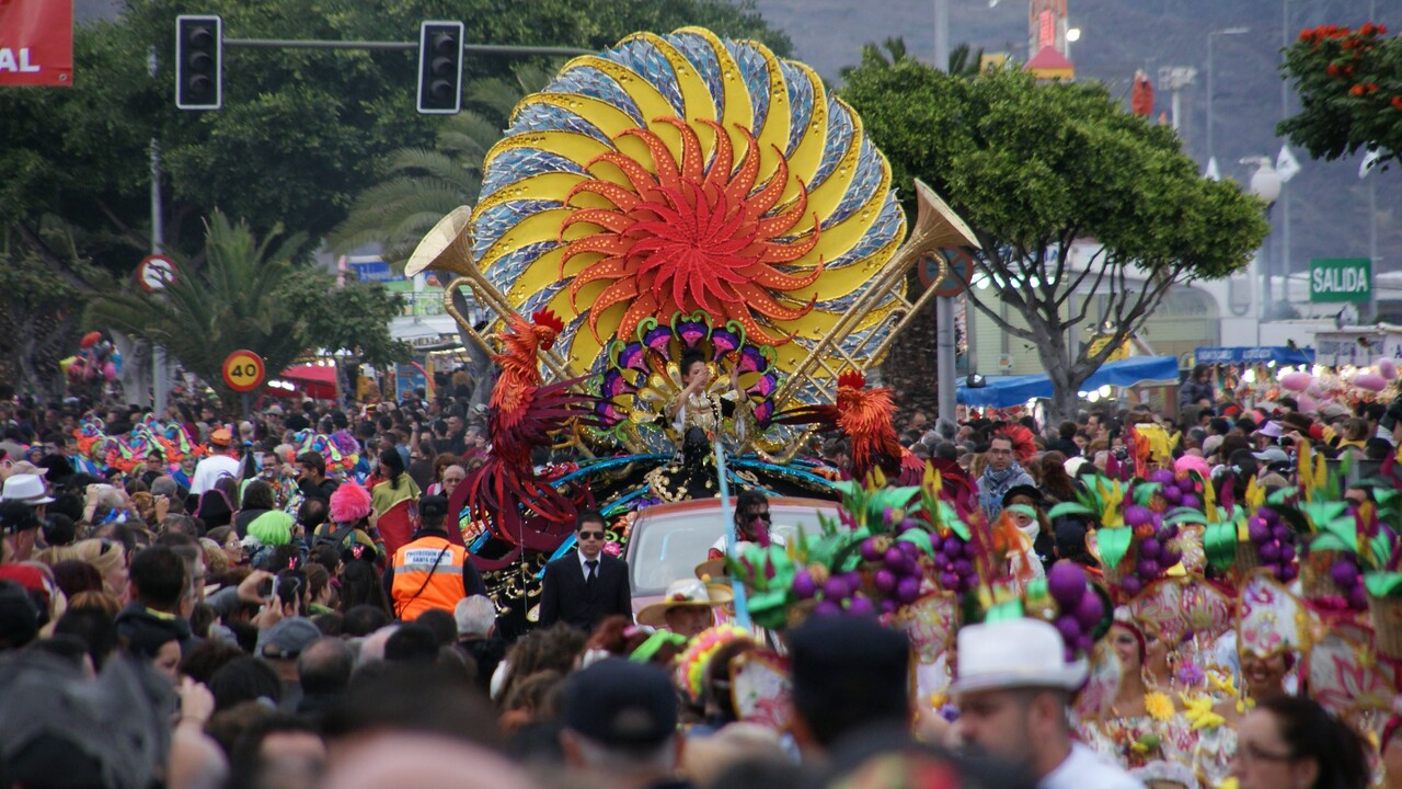 Geschwister lernen sich nach 28 Jahren zufällig beim Karneval auf Teneriffa kennen