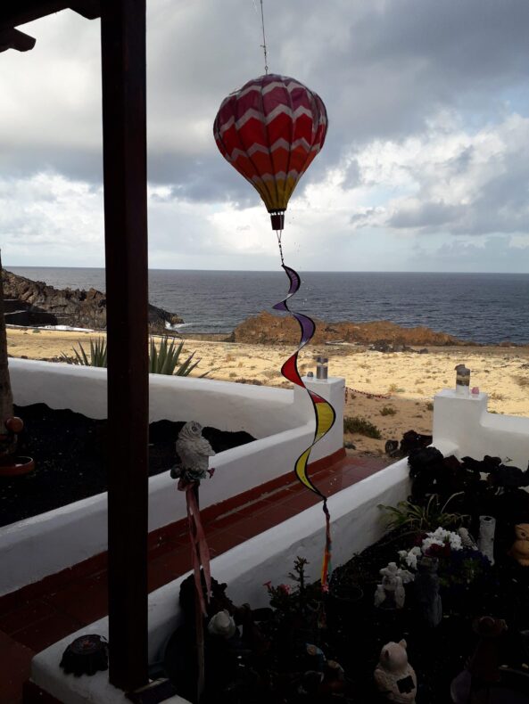 Lieblingsorte Kanaren Lanzarote Charco del Palo Windspiel Terrasse Ingrid Schmidt