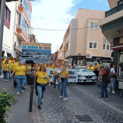 Abwasser-Demo auf Teneriffa: „Wir wollen nicht in Sch… baden“