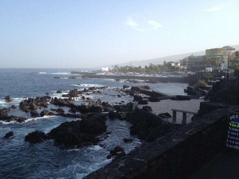 Ein Blick von Puertos Promenade aufs Meer