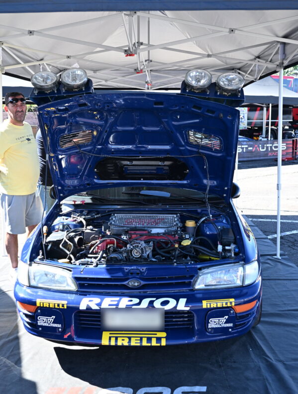 Blauer Rallyewagen mit geöffneter Motorhaube in Puerto de la Cruz