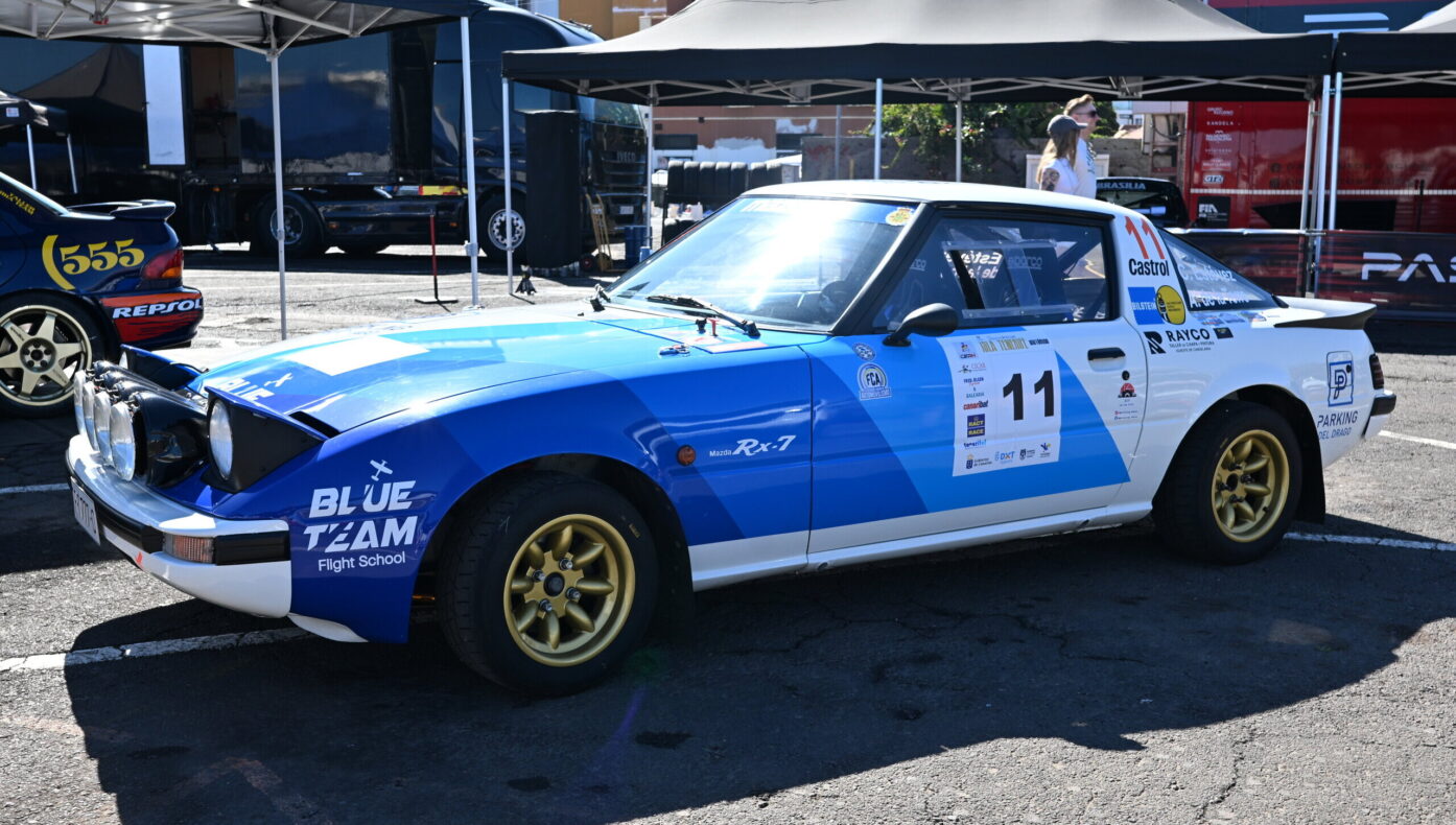 Blau-weißer Rallyewagen mit Startnummer elf in Puerto de la Cruz