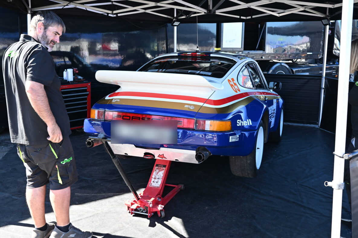 Porsche auf Wagenheber im Servicezelt in Puerto de la Cruz