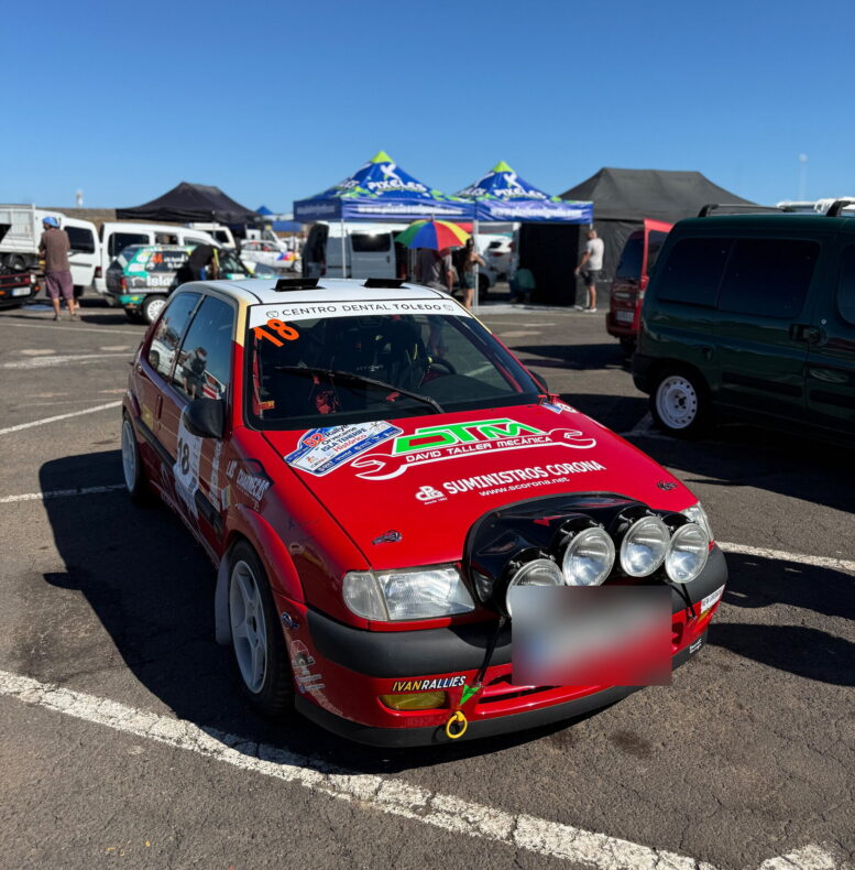 Roter Rallyewagen mit Zusatzscheinwerfern im Fahrerlager in Puerto de la Cruz