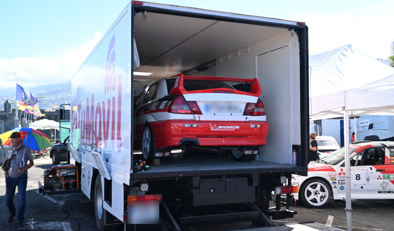 Roter Rallyewagen im geöffneten Transport-Lkw in Puerto de la Cruz