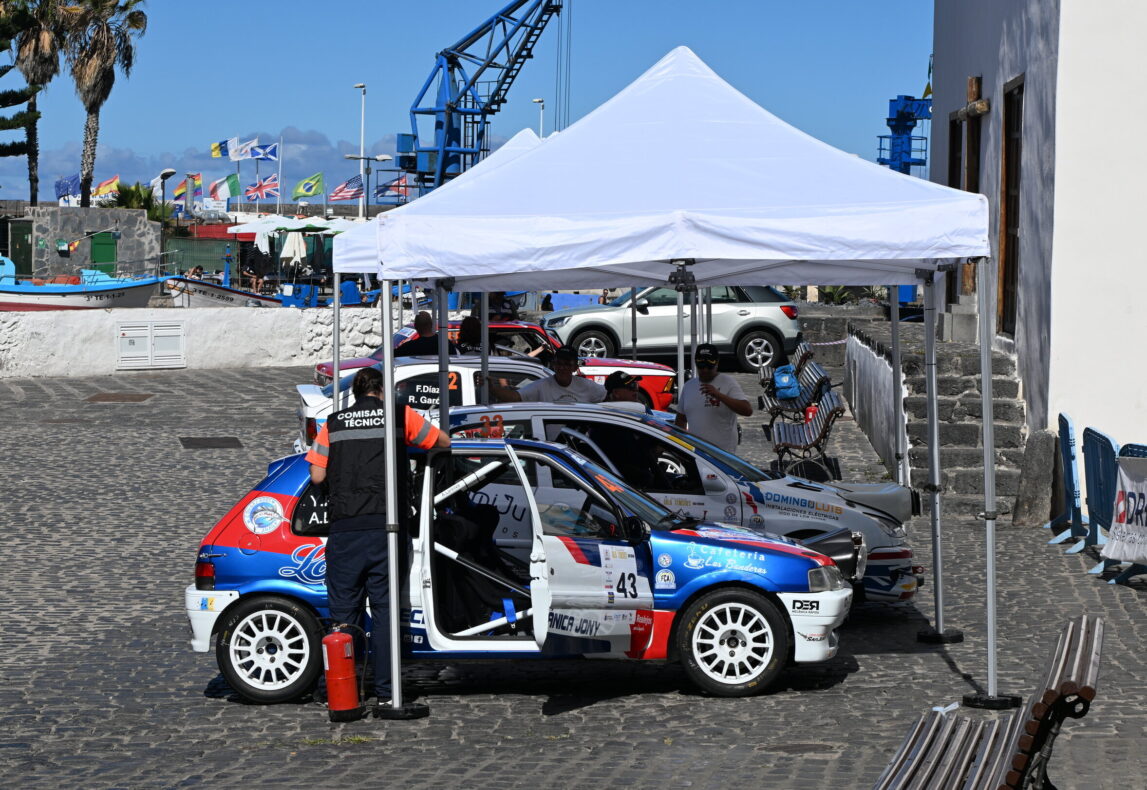 Technische Kontrolle von Rallyewagen am Hafen von Puerto de la Cruz