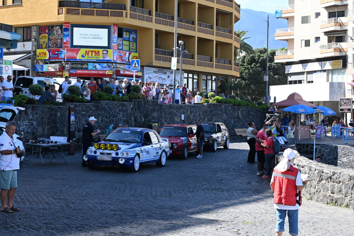Rallyewagen und Zuschauer in der Innenstadt von Puerto de la Cruz