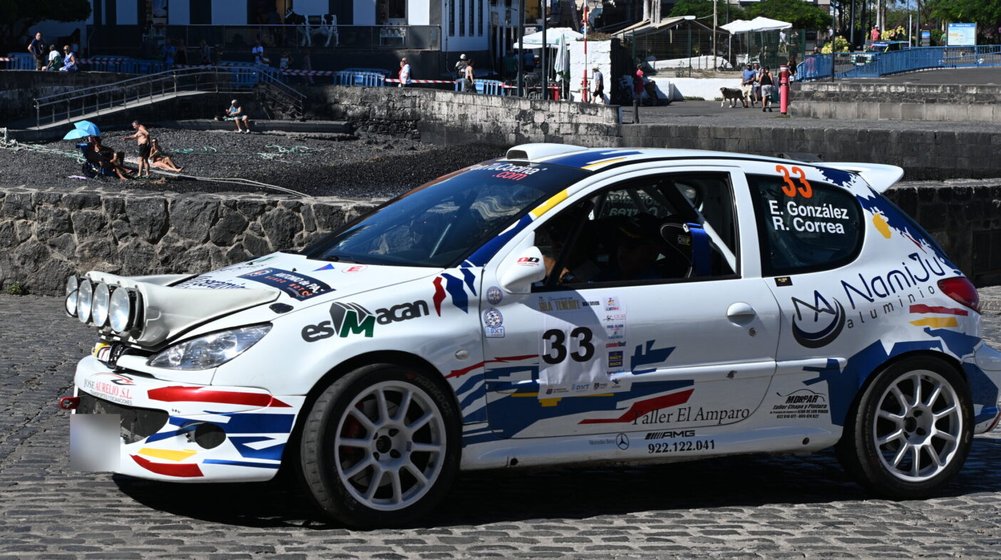 Rallyewagen mit Startnummer 33 an der Uferpromenade in Puerto de la Cruz