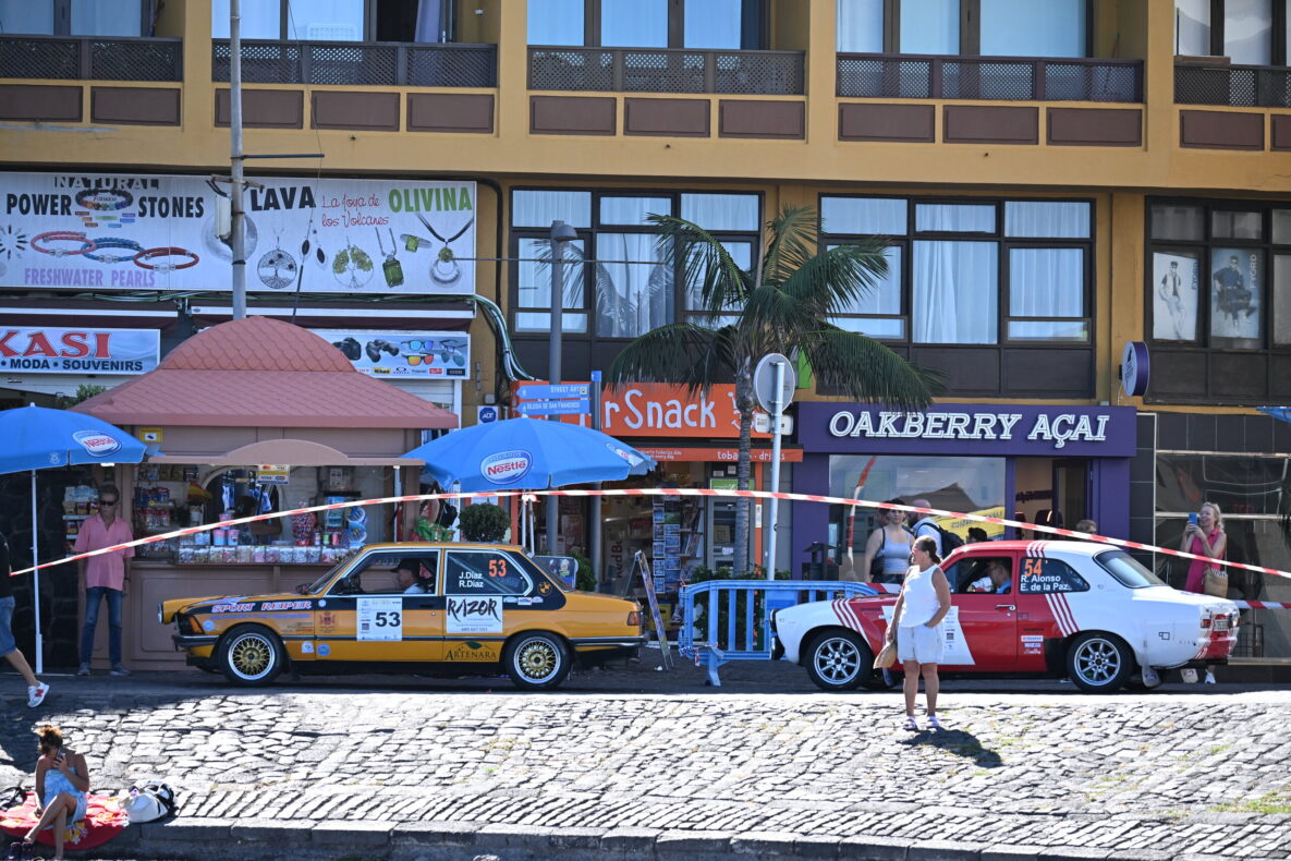 Zwei Rallyewagen vor Geschäften in Puerto de la Cruz