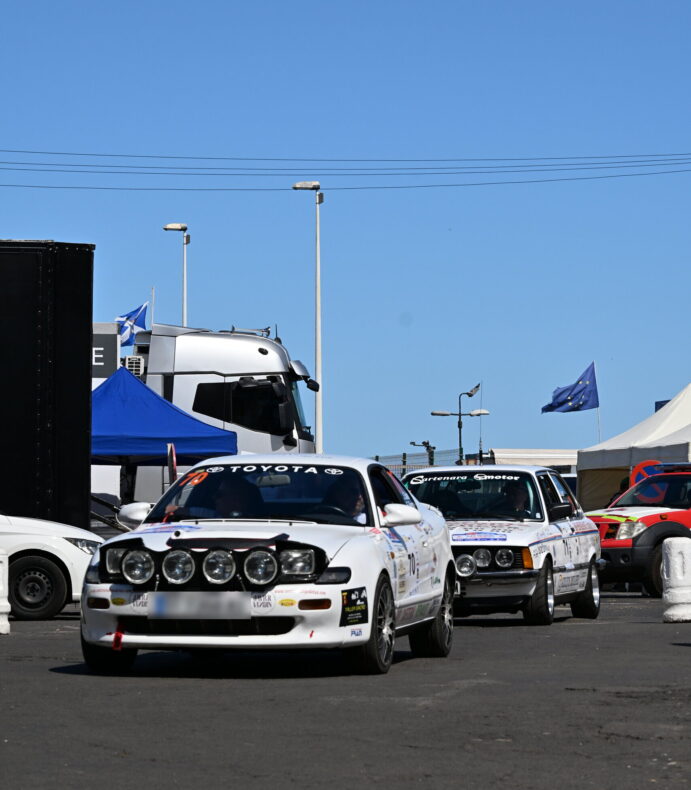 Reihe historischer Rallyewagen im Fahrerlager in Puerto de la Cruz
