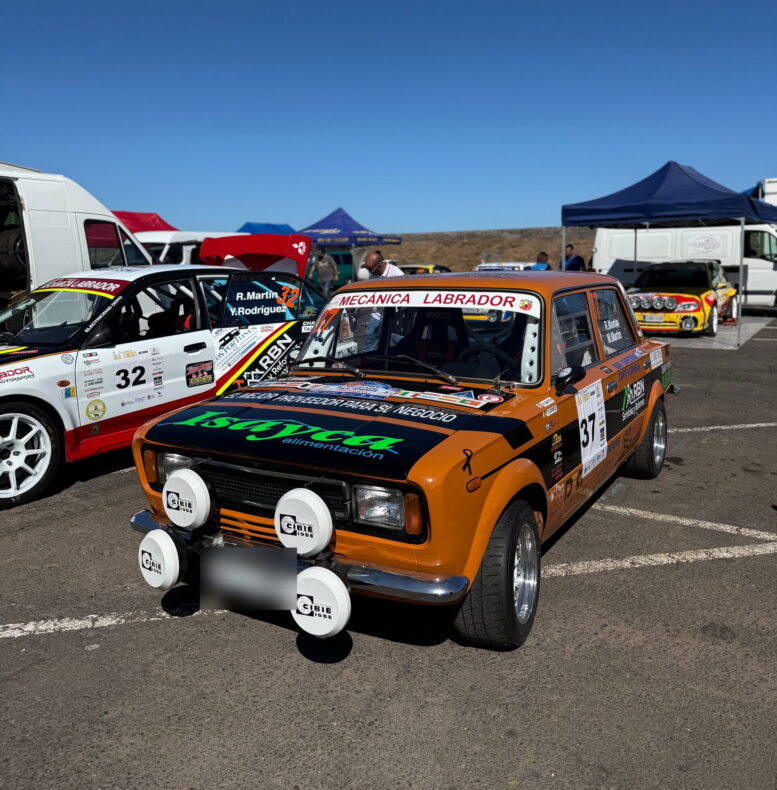 Oranger Rallyewagen mit Startnummer 37 im Fahrerlager in Puerto de la Cruz