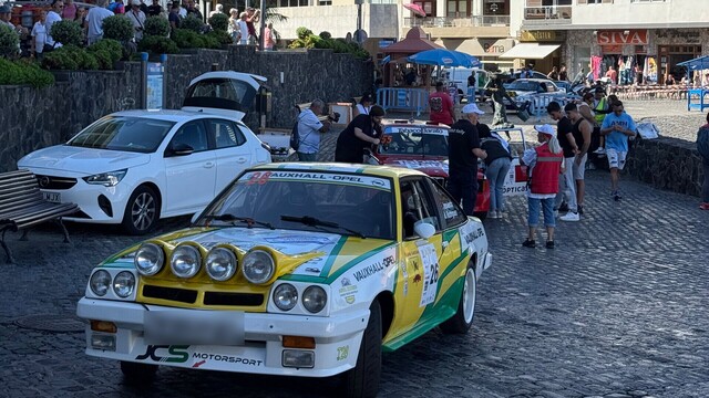 Rallyewagen und Zuschauer auf einer gepflasterten Straße in Puerto de la Cruz