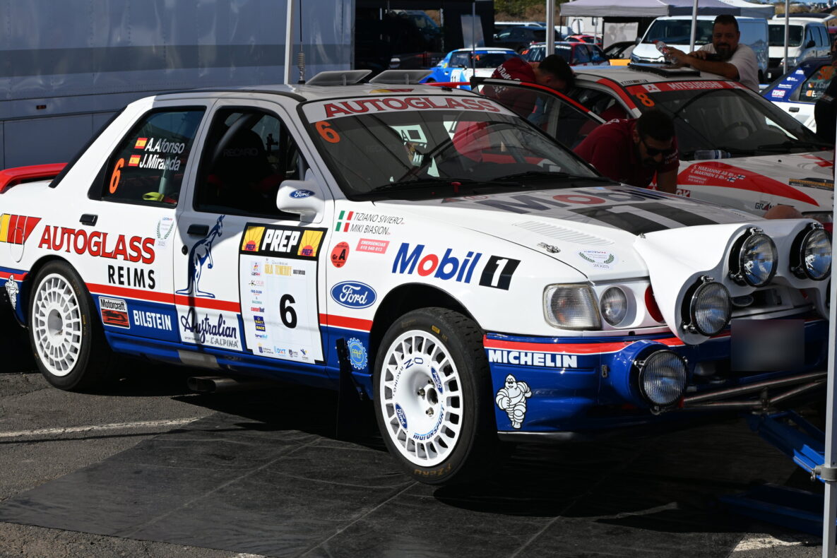 Rallyewagen mit Startnummer sechs im Fahrerlager in Puerto de la Cruz