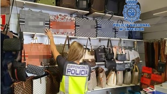Gefälschte Taschen und Trikots: sieben Festnahmen auf Teneriffa