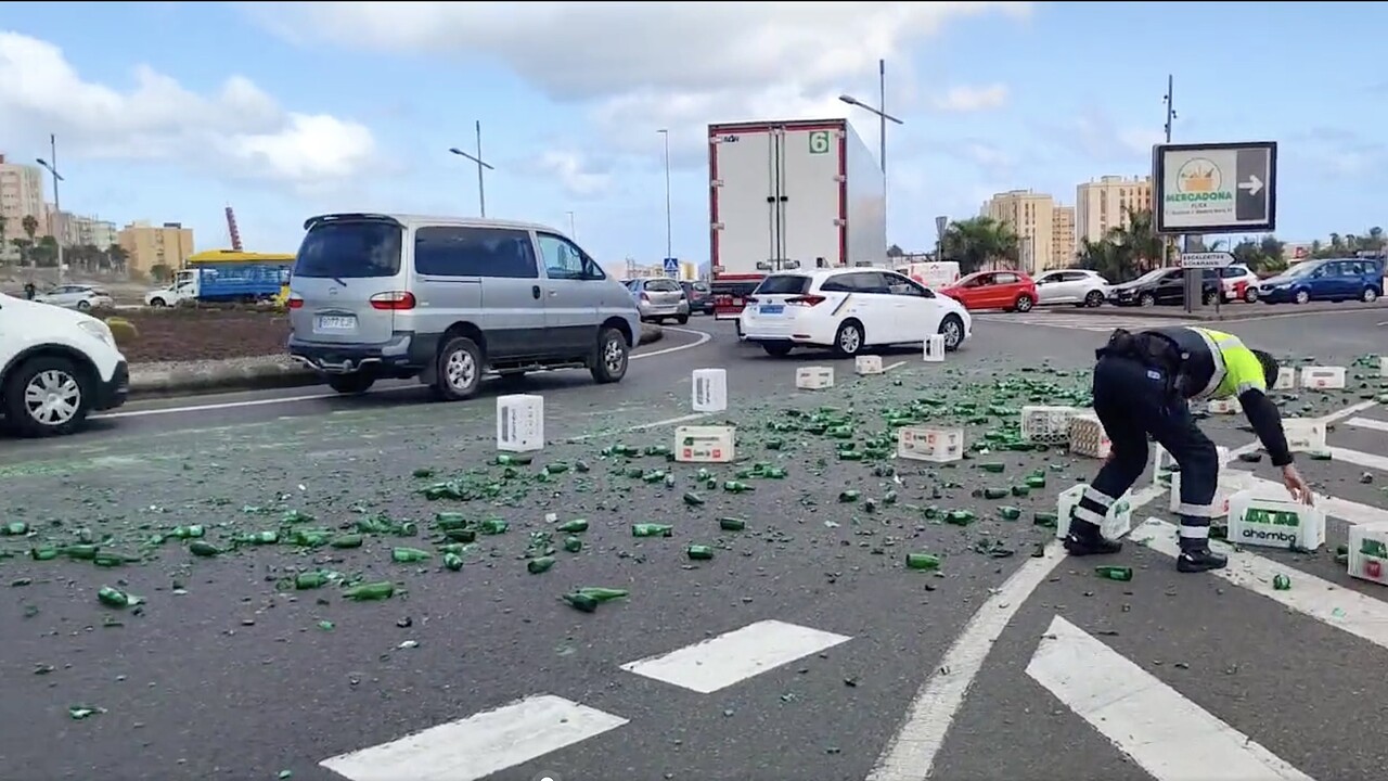 Bier-Drama auf Gran Canaria: LKW verliert Ladung – Hunderte Flaschen verletzt
