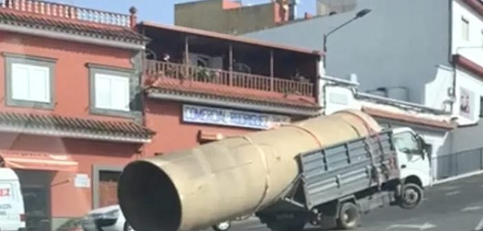 Überladener LKW kracht unkontrolliert in Polizeiwagen auf Gran Canaria
