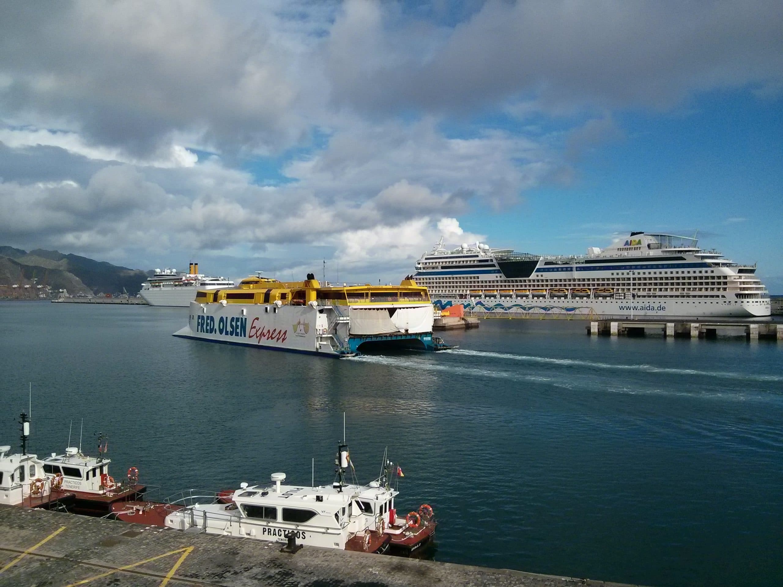 Fünf Kreuzfahrt-Schiffe bringen fast 10.000 Tages-Urlauber nach Teneriffa