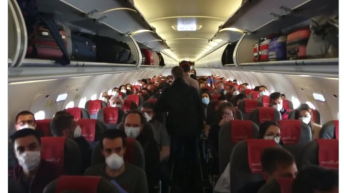 Iberia Flugzeug voll besetzt trotz Corona Covid-19 Madrid Gran Canaria