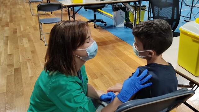 Emotionaler Moment auf Teneriffa: Krankenschwester impft ihren Sohn selbst