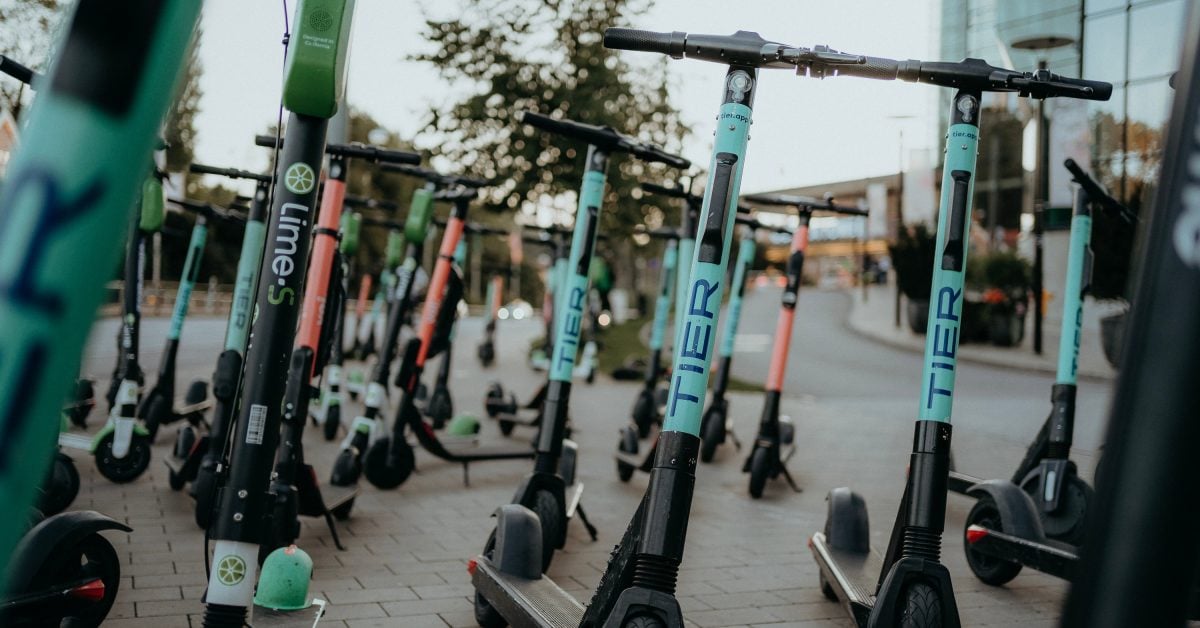 Teneriffa: Frau fährt mit E-Scooter über die Autobahn