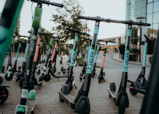 Teneriffa: Frau fährt mit E-Scooter über die Autobahn