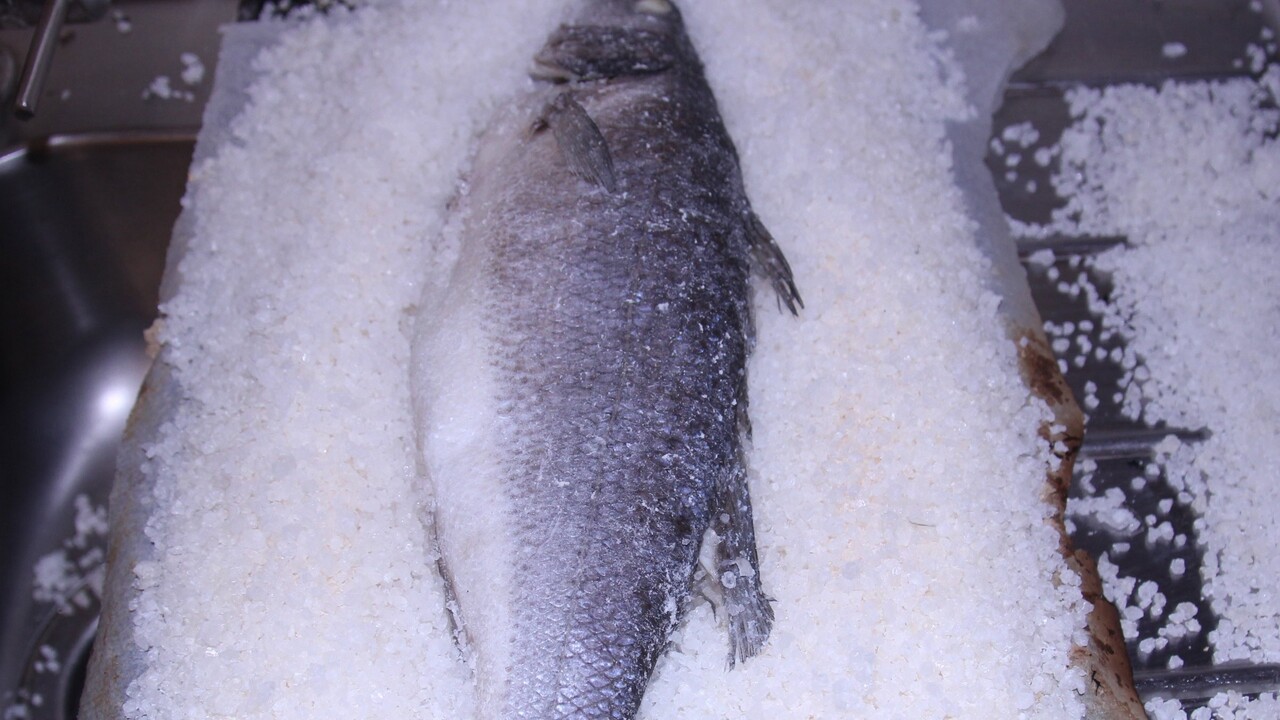 Kanaren-Küche: Rezept für frischen Fisch im Salzmantel