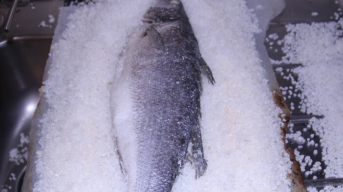 Kanaren-Küche: Rezept für frischen Fisch im Salzmantel