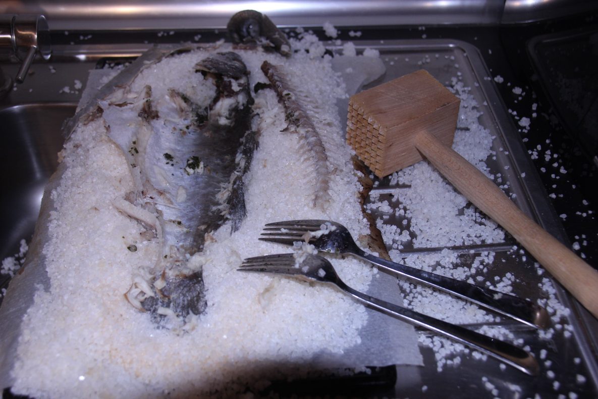 Kanaren-Küche Fisch im Salzmantel servieren