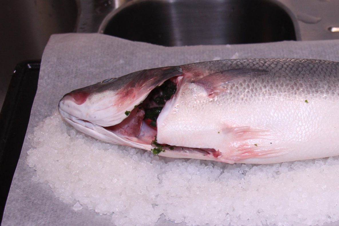 Kanaren-Küche Fisch im Salzmantel Vorbereitung